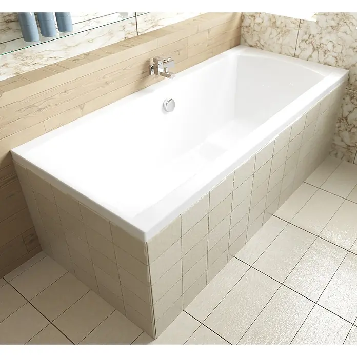 Bad Land Badewanne INES Acryl-Eckwanne 170 x 75 cm Weiß, inkl. Wannenträger und Siphon - 170 x 75 cm, Sanitäracryl, Weiß - Weiße rechteckige Badewanne im Badezimmer, mit gefliester Frontverkleidung und moderner Armatur.