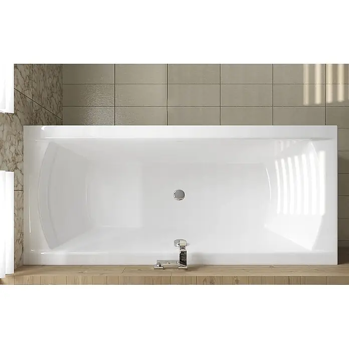 Bad Land Badewanne INES Acryl-Eckwanne 190 x 90 cm Weiß, inkl. Styroporverkleidung und Siphon - Sanitäracryl, Weiß - Weiße, rechteckige Badewanne mit Chromablauf und -armatur, in einem Badezimmer installiert.