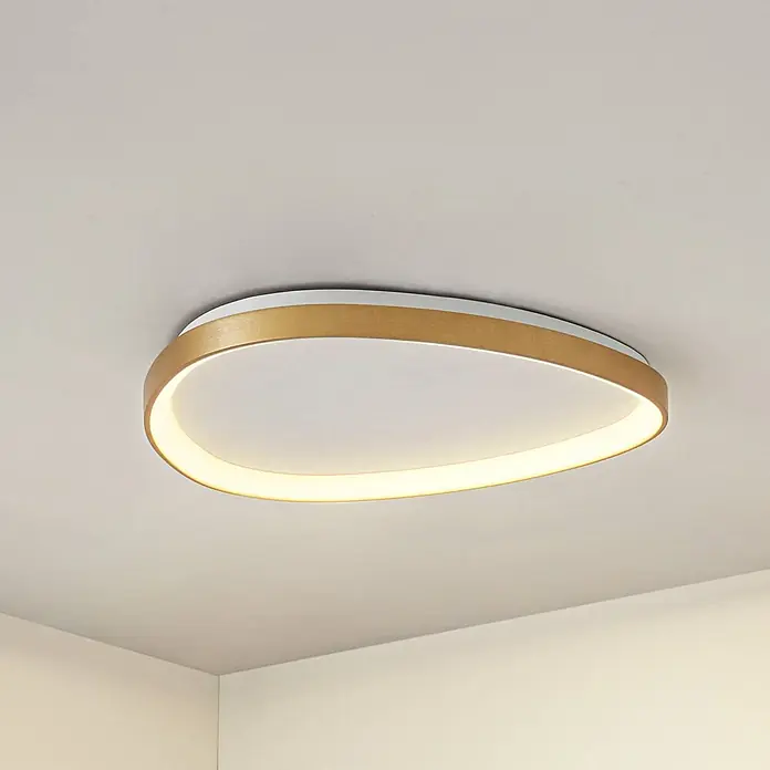 Lucande Deckenleuchte Asken - messing / gold - Ovale LED-Deckenleuchte mit goldfarbenem Rahmen und weißem Diffusor, spendet warmes Licht.