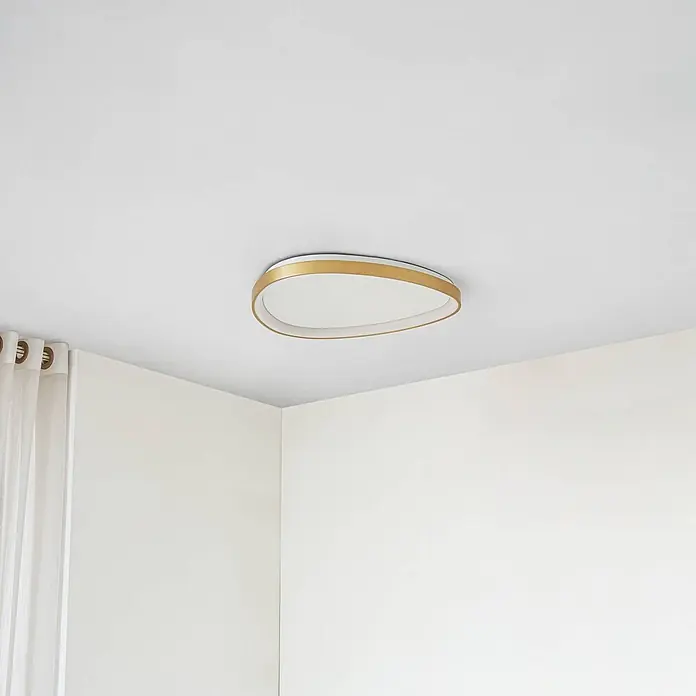 Lucande Deckenleuchte Asken - messing / gold - Längliche ovale Deckenleuchte mit Goldrahmen und weißem Diffusor, bündig montiert.