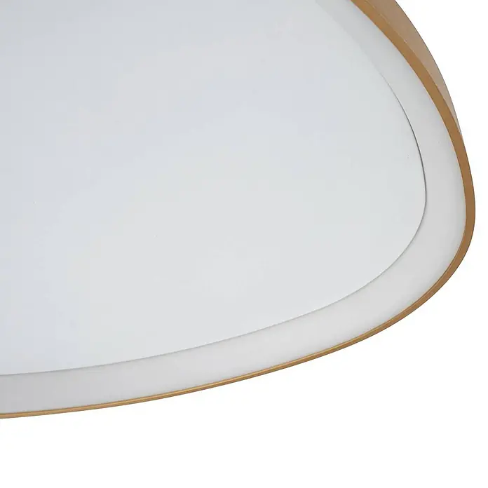 Lucande Deckenleuchte Asken - messing / gold - Nahaufnahme eines weißen Lichtdiffusors mit goldbraunem Rahmen.
