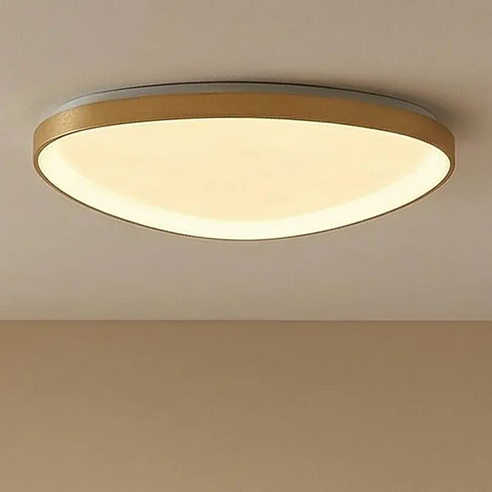 Lucande Deckenleuchte Asken - messing / gold - Ovale LED-Deckenleuchte mit warmweißem Diffusor und hellem Holzrand, bündig an der Decke montiert.