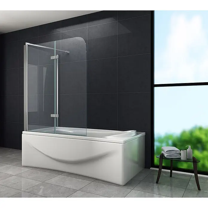 Glasdeals Badewannenaufsatz Badewannenaufsatz AROUND 75 + 120 x 140 cm 6 mm ESG Klarglas faltbar - B x H: 120 x 140 cm, 2 Stk., Chrom - Weiße Badewanne mit Duschabtrennung aus Klarglas in modernem Bad mit dunklen Fliesen und großem Fenster.