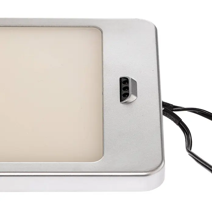 Lindby LED-Unterbauleuchte Svela -  - Silbernes, rechteckiges Panel mit heller Oberfläche und schwarzem 3-Pin-Anschluss mit Kabeln.