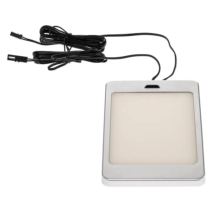 Lindby LED-Unterbauleuchte Svela -  - Rechteckiges silbernes LED-Lichtpanel mit mattweißer Oberfläche und schwarzen Anschlusskabeln.