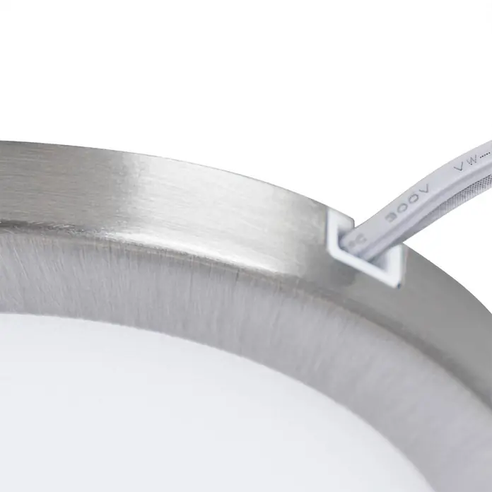 Prios LED-Unterbauleuchte Jopos - L x B x H: 8 x 8 x 0,7 cm - Gebürsteter Metallrand einer runden Leuchte mit weißem 300V Elektrokabel.