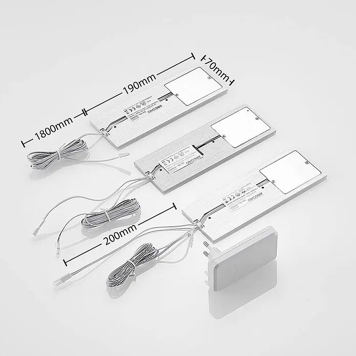 Arcchio LED-Unterbauleuchte Nortra -  - Drei silberne LED-Lichtleisten, weiße Verbindungskabel und Netzteil, mit Maßangaben.