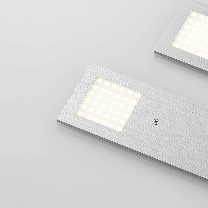 Arcchio LED-Unterbauleuchte Nortra -  - Zwei silberne LED-Lichtpaneele aus gebürstetem Metall mit hellen quadratischen LEDs, eines mit Schraube.