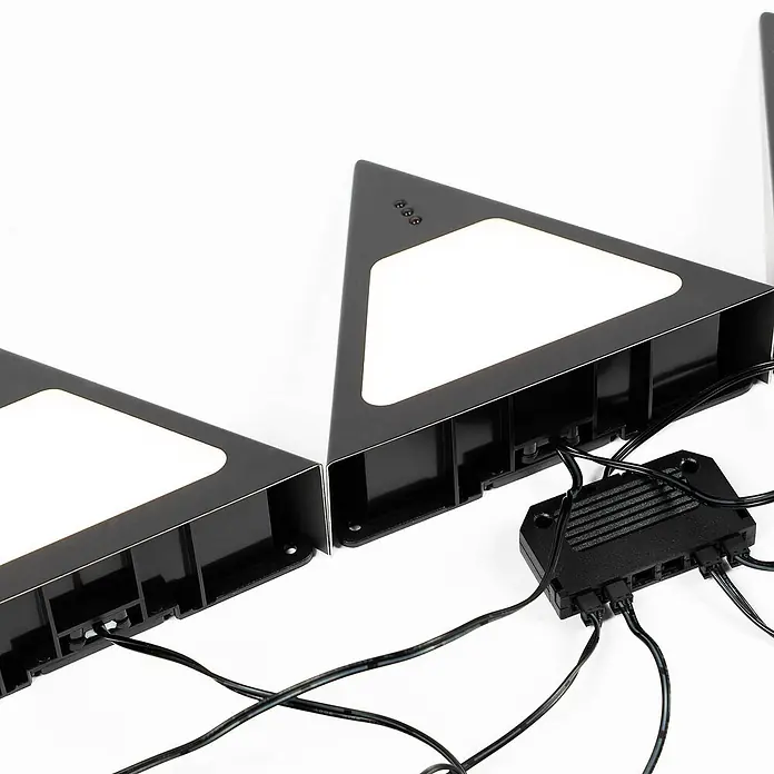 Prios LED-Unterbauleuchte Odia -  - Zwei schwarze, dreieckige LED-Lichtpaneele, die über Kabel mit einem schwarzen Splitter-Hub verbunden sind.
