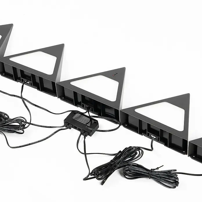 Prios LED-Unterbauleuchte Odia -  - Schwarze dreieckige LED-Paneele mit weißen Diffusoren, über Kabel mit einem zentralen Verteiler verbunden.