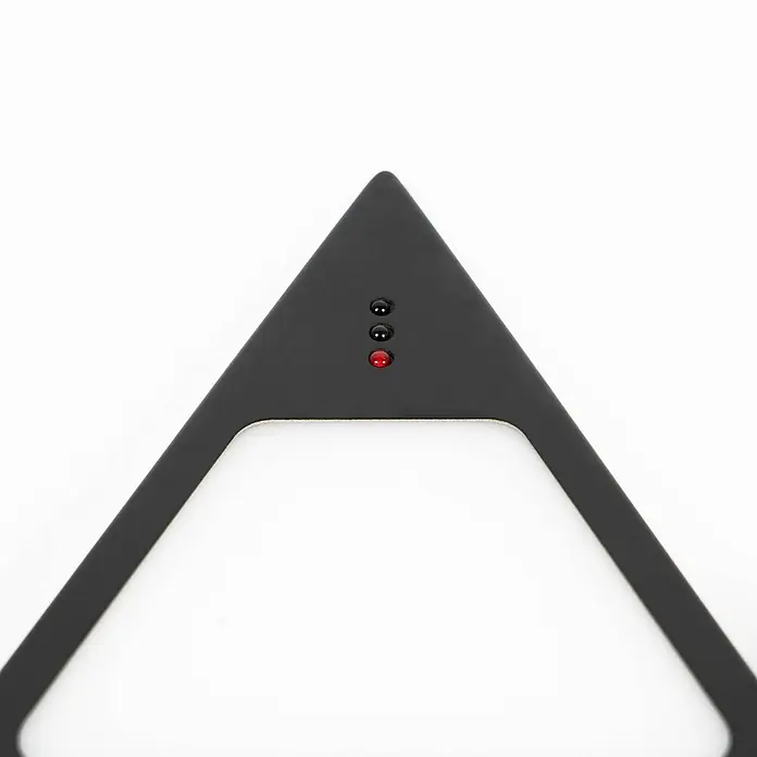 Prios LED-Unterbauleuchte Odia -  - Schwarzes dreieckiges Gerät mit drei runden Anzeigeleuchten, die unterste rot leuchtend.