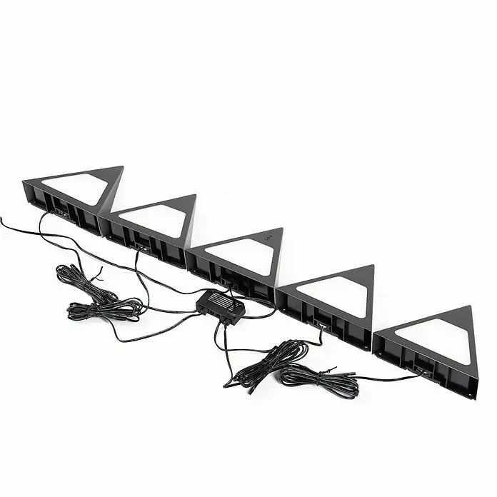 Prios LED-Unterbauleuchte Odia -  - Fünf dunkle dreieckige modulare LED-Leuchten, verbunden durch schwarze Kabel mit einer Steuerbox.