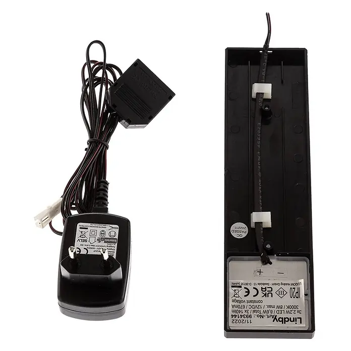 Lindby LED-Unterbauleuchte Amaryll -  - Schwarzes Netzteil und rechteckiges LED-Treiber-Modul mit Kabeln für Lichtsysteme.