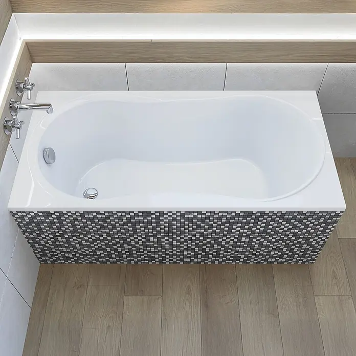 Bad Land Badewanne GRACJA Acryl-Eckwanne 120 x 75 cm Weiß, inkl. Wannenträger - 120 x 75 cm, Sanitäracryl, Weiß - Weiße Einbau-Badewanne mit Chromarmaturen und Mosaikfliesen an der Seite, in einem modernen Badezimmer.