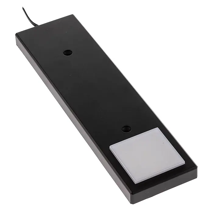 Lindby LED-Unterbauleuchte Amaryll -  - Schwarze rechteckige Display-Basis mit durchscheinendem weißem Lichtpanel und zwei Montagelöchern. Ein Stromkabel ragt aus einem Ende.
