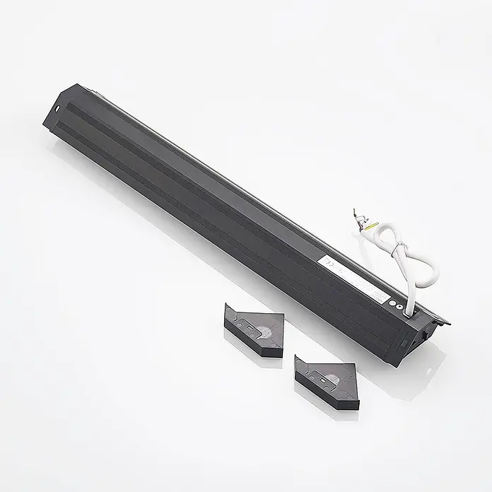 Arcchio LED-Unterbauleuchte Ovano -  - Dunkelgraue lineare LED-Lichtleiste mit geriffelter Vorderseite, weißem Stromkabel und zwei schwarzen Halteklammern.