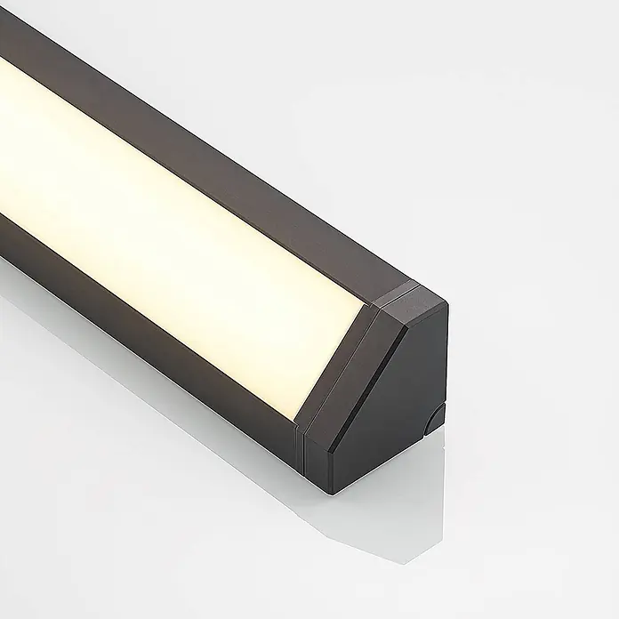 Arcchio LED-Unterbauleuchte Ovano -  - Dunkle lineare LED-Leuchte mit warmweißem Licht und schlankem, abgewinkeltem Design.