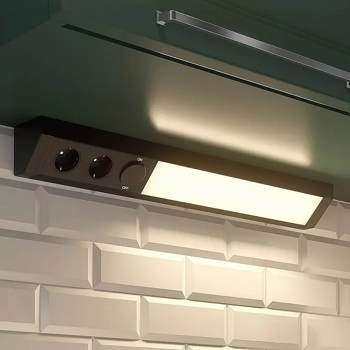 Arcchio LED-Unterbauleuchte Ovano -  - Schwarze Unterbau-LED-Leuchte mit zwei Steckdosen, beleuchtet die Arbeitsfläche.