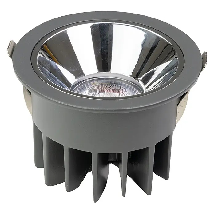 Luxula LED-Gartenstrahler - 18 W, 1.260 lm, IP65 - Grauer Einbau-LED-Downlight mit metallischem Reflektor und Lamellenkühlkörper, Befestigungsklammern sichtbar.