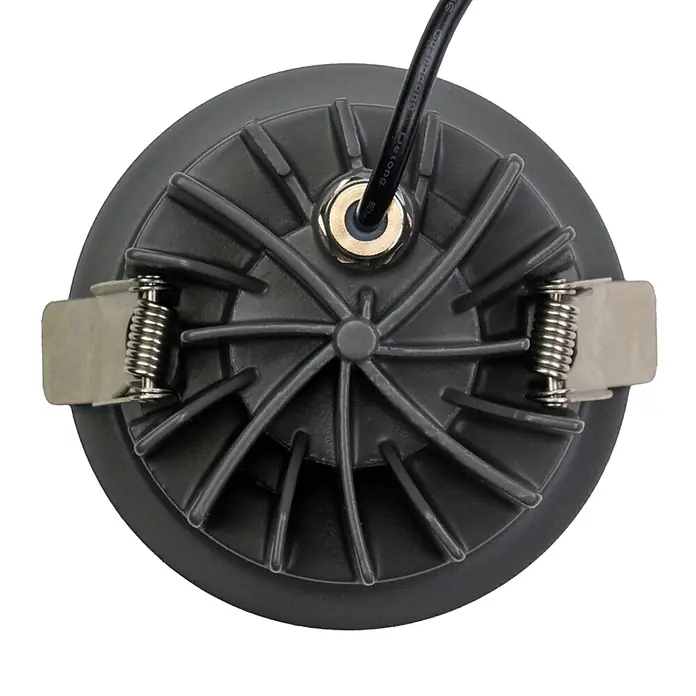 Luxula LED-Gartenstrahler - 12 W, 840 lm, IP65 - Rückseite einer dunkelgrauen runden LED-Leuchte mit geripptem Kühlkörper, mittigem Kabelanschluss und zwei Federklammern zur Montage.