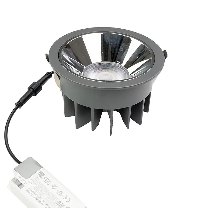Luxula LED-Gartenstrahler - 12 W, 840 lm, IP65 - Grauer LED-Einbaustrahler mit reflektierendem Inneren und separatem weißem LED-Treiber, verbunden mit schwarzem Kabel.