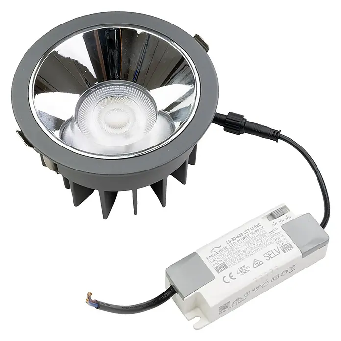 Luxula LED-Gartenstrahler - 24 W, 1.750 lm, IP65 - Grauer LED-Einbaustrahler mit Silberreflektor und weißem LED-Modul, verbunden mit einem weißen LED-Netzteil.