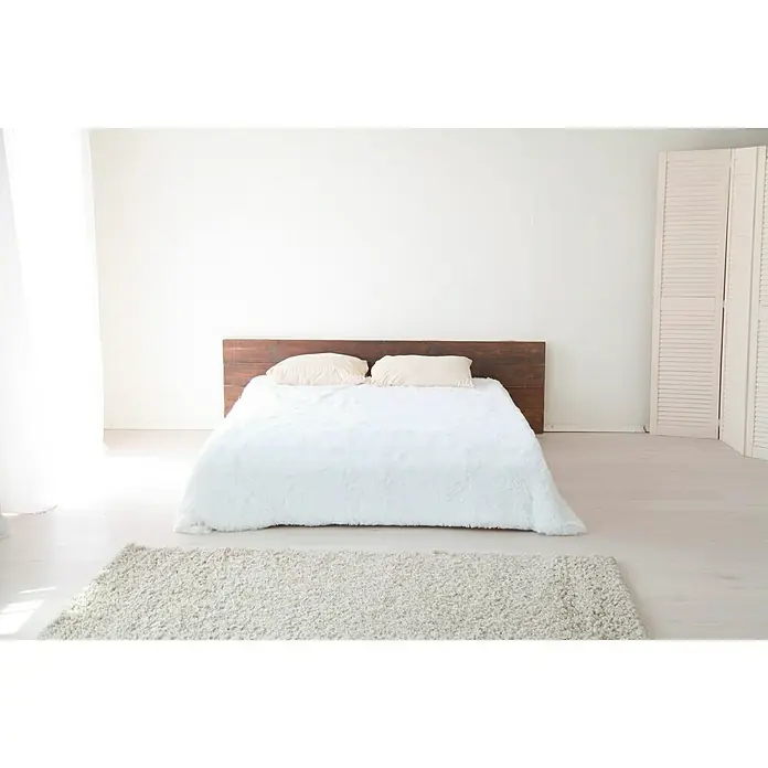 Suelo vinílico autoadhesivo Roble blanco - 91,4 cm x 15,2 cm x 2 mm, Gris - Dormitorio luminoso con una cama acogedora, una manta blanca y almohadas suaves para máximo confort y estilo.