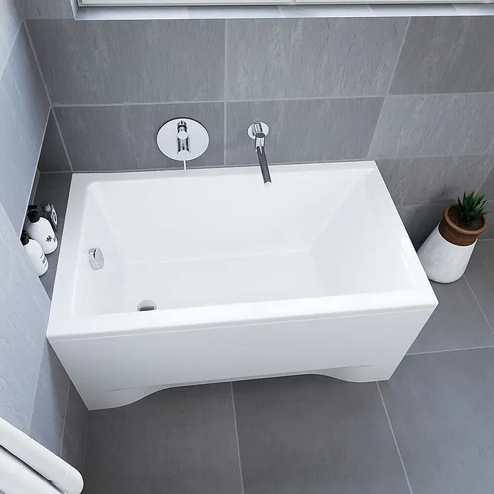 Bad Land Badewanne CAPRI Acryl-Eckwanne 100 x 70 cm Weiß - Sanitäracryl, Weiß - Weißer rechteckiger Badewanne mit Chromarmaturen, in einem modernen Bad mit grauen Fliesen.