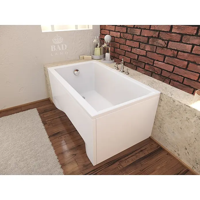 Bad Land Badewanne CAPRI Acryl-Eckwanne 100 x 70 cm Weiß - Sanitäracryl, Weiß - Weiß eingebaute Badewanne in einem modernen Badezimmer mit hellem Holzfußboden und Ziegelwand.