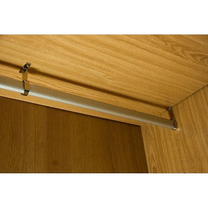 M.Pascual Barra para ropa estriada - Largo: 2.000 mm, Cromo, Ovalada - Barra de armario metálica plateada instalada horizontalmente dentro de un armario de madera clara.