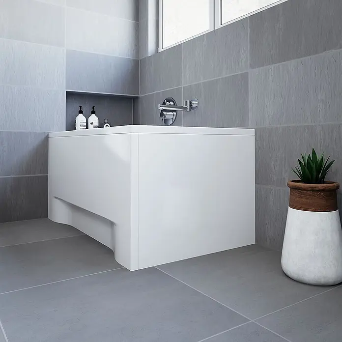 Bad Land Badewanne CAPRI Acryl-Eckwanne 100 x 70 cm Weiß - Sanitäracryl, Weiß - Weiße Badewanne mit Chromarmatur in einem modernen, grau gefliesten Badezimmer.
