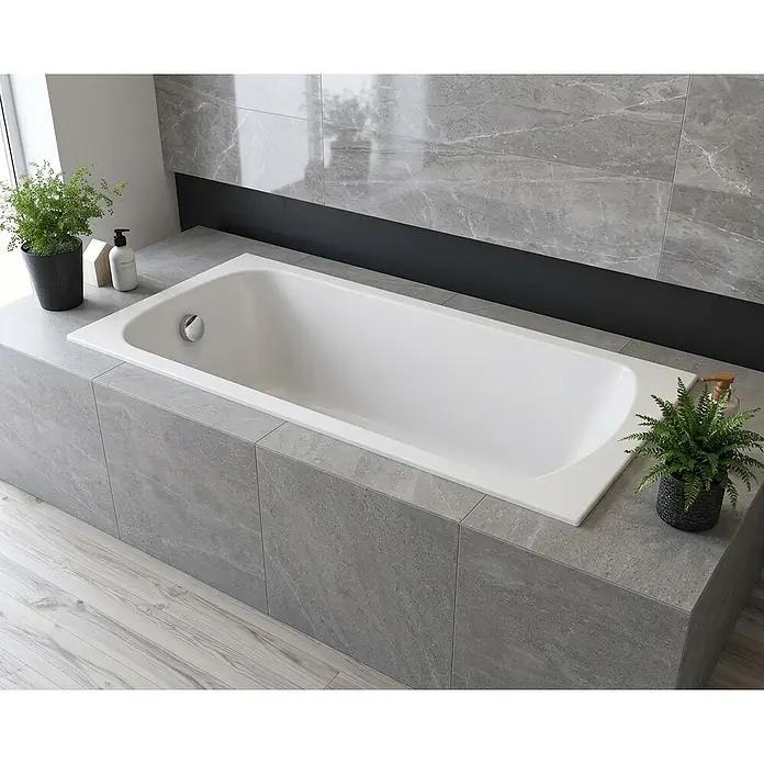 Bad Land Badewanne CLASSIC SLIM Acryl-Eckwanne 140 x 70 cm Weiß - 140 x 70 cm, Sanitäracryl, Weiß - Weiße Einbau-Badewanne in einem modernen Badezimmer mit grauer Fliesenverkleidung.