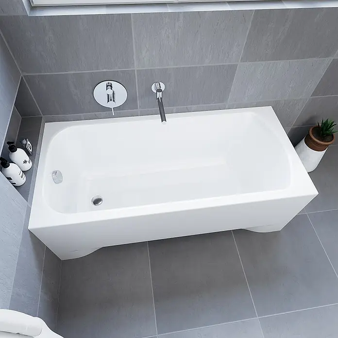 Bad Land Badewanne CLASSIC Acryl-Eckwanne 120 x 70 cm Weiß - Sanitäracryl, Weiß - Weiße rechteckige Badewanne mit Chromarmatur und Überlauf in einem gefliesten Badezimmer.
