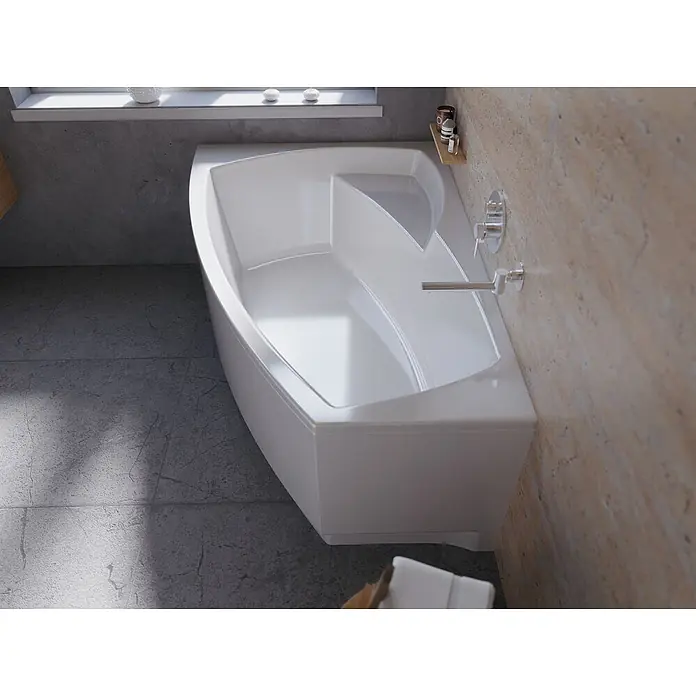 Bad Land Eckbadewanne FRIDA Acryl-Eckwanne 150 x 100 cm links Weiß, inkl. Acrylschürze - Sanitäracryl, Weiß - Moderne weiße Eckbadewanne in einem Badezimmer mit grauen und texturierten beigen Wänden und Boden.