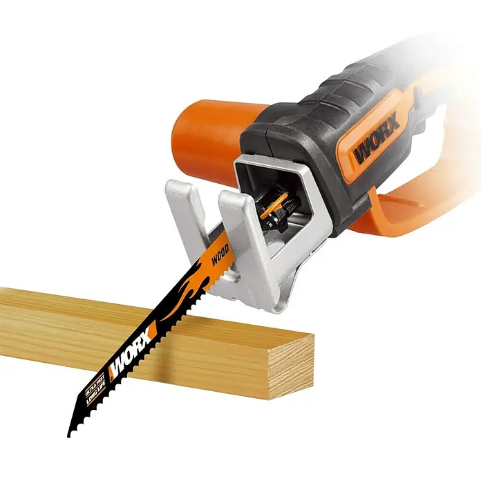 Worx PowerShare 20V Akku-Astsäge WG894E.9 - 20 V, Ohne Akku - Die WORX Akku-Säbelsäge mit einem Sägeblatt zum Schneiden von Holz in Aktion. Ein vielseitiges Werkzeug für diverse Sägearbeiten.