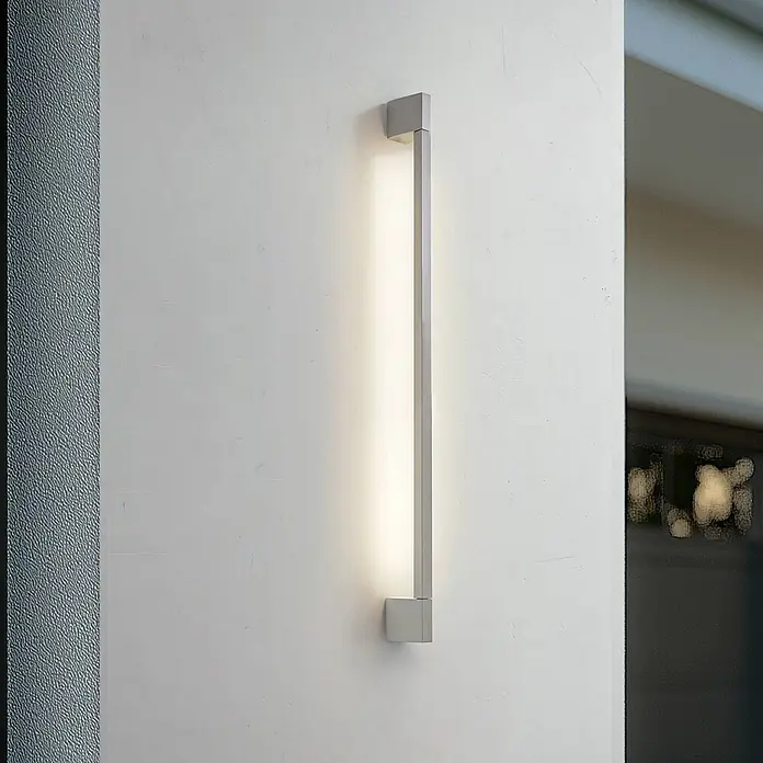 Lindby Außenwandleuchte Neano - alu / grau / zink, IP54 - Lineare Wandleuchte aus silbernem Metall, vertikal montiert, spendet warmes Licht.