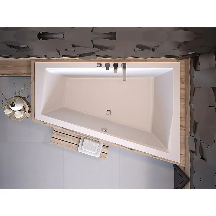 Bad Land Eckbadewanne INTIMA SLIM Acrylwanne 170 x 125 cm rechts Weiß m. schw. Ablauf - L x B: 170 x 125 cm, Sanitäracryl, Weiß - Moderne weiße Rechteckbadewanne mit Chromarmaturen, in hellem Holz, in einem Bad mit dunklen geometrischen Wänden, von oben.