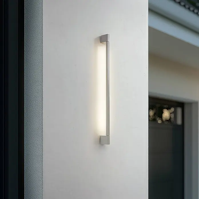 Lindby Außenwandleuchte Neano - alu / grau / zink, IP54 - Moderne vertikale LED-Wandleuchte in gebürstetem Anthrazit, Fassade beleuchtend.