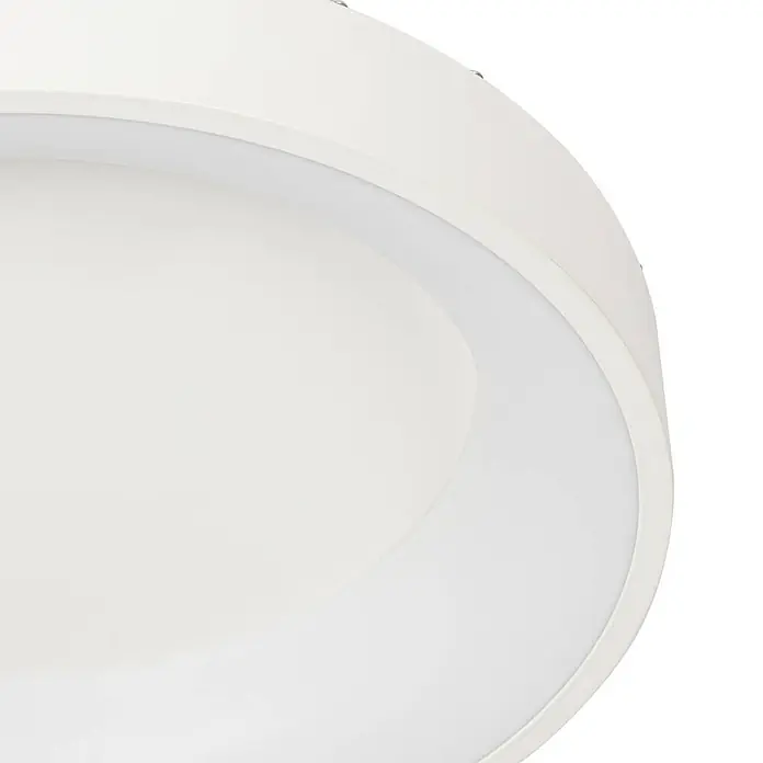 Lucande Deckenleuchte Samvel - L x B x H: 38,4 x 38,4 x 8,6 cm, weiß / opal - Nahaufnahme einer runden weißen LED-Deckenleuchte mit diffuser Lichtfläche.