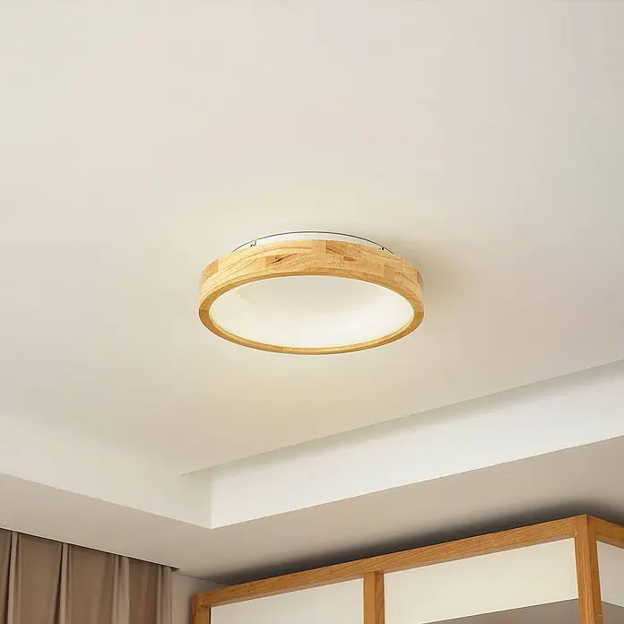 Lucande Deckenleuchte Samvel - Holz hell - Runde Deckenleuchte mit hellem Holzrahmen und weißem Diffusor, an der Decke montiert.