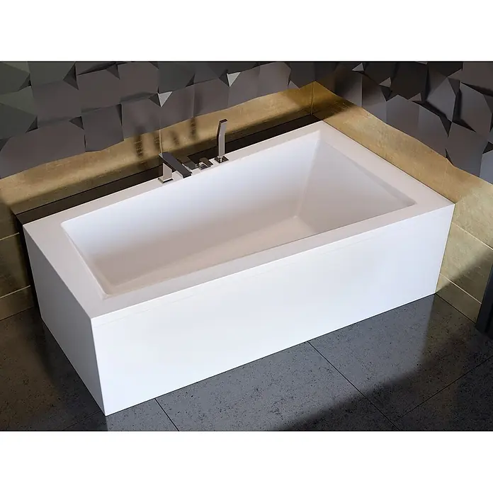 Bad Land Eckbadewanne - L x B: 160 x 90 cm, Sanitäracryl, Weiß - Weiße rechteckige Badewanne mit modernen Chromarmaturen, in einem Badezimmer mit dunklen geometrischen Wandfliesen und Goldakzent.