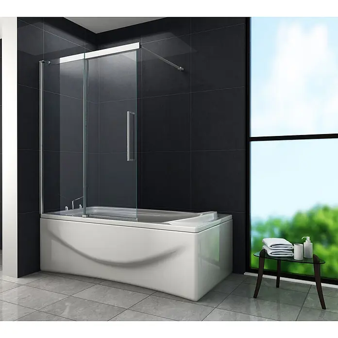 Glasdeals Badewannenaufsatz Badewannenaufsatz DOZE 120 x 150 cm 6 mm ESG Klarglas Schiebetür - B x H: 120 x 150 cm, 2 Stk., Chrom - Eine moderne weiße Badewanne mit einer Duschabtrennung aus Klarglas, installiert in einem stilvollen Badezimmer.