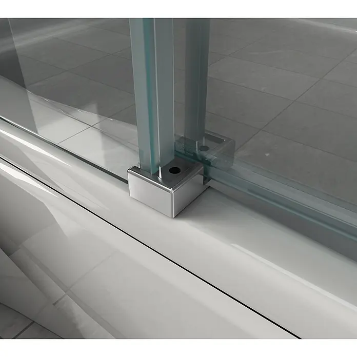 Glasdeals Badewannenaufsatz Badewannenaufsatz DOZE 120 x 150 cm 6 mm ESG Klarglas Schiebetür - B x H: 120 x 150 cm, 2 Stk., Chrom - Polierte Chromarmatur sichert eine Duschwand aus Klarglas an einer weißen Duschwanne.