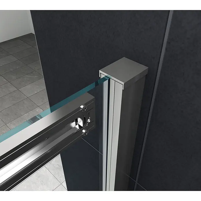 Glasdeals Badewannenaufsatz Badewannenaufsatz DOZE 120 x 150 cm 6 mm ESG Klarglas Schiebetür - B x H: 120 x 150 cm, 2 Stk., Chrom - Nahaufnahme einer Duschkabine: klares Glaspaneel mit verchromtem Rahmenmechanismus im Badezimmer.