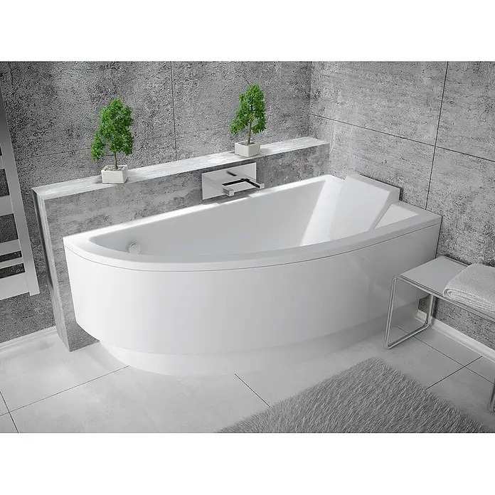 Bad Land Eckbadewanne PRAKTIKA Acryl-Eckwanne 140 x 70 cm rechts Weiß - Sanitäracryl, Weiß - Weiße, moderne D-förmige Badewanne mit integrierter Rückenlehne, wandmontierter Armatur und kleinen Pflanzen.