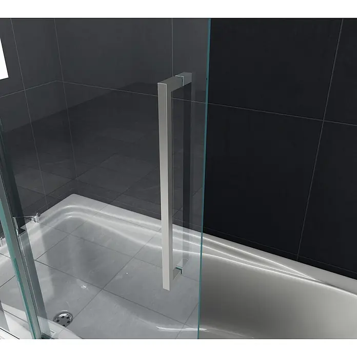 Glasdeals Badewannenaufsatz Badewannenaufsatz DOZE 120 x 150 cm 6 mm ESG Klarglas Schiebetür - B x H: 120 x 150 cm, 2 Stk., Chrom - Klarglas-Duschabtrennung mit Metallgriff über einer weißen Badewanne vor dunklen Fliesen.