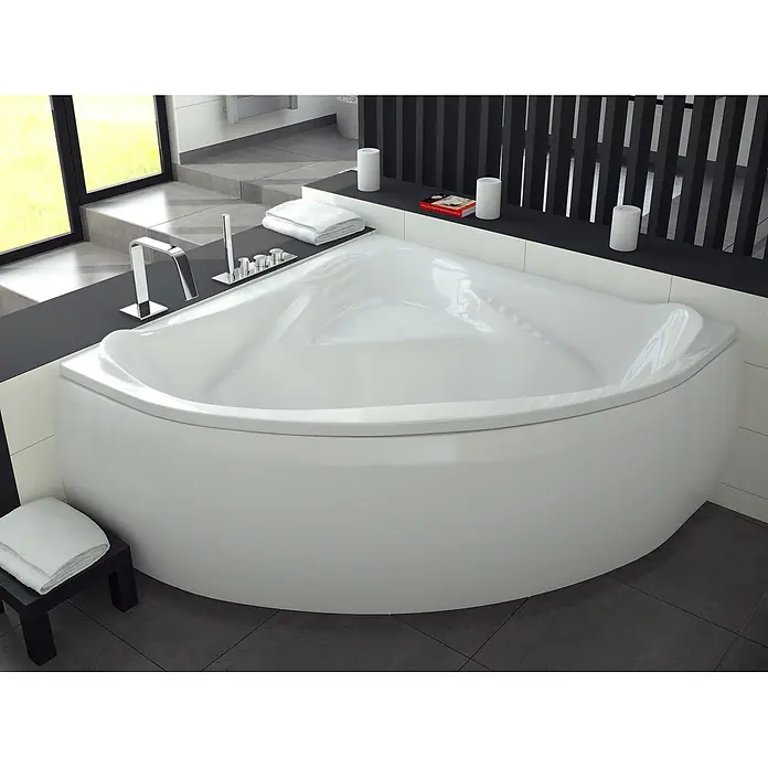 Bad Land Eckbadewanne EWA Acryl-Eckwanne 134 x 134 cm Weiß - Sanitäracryl, Weiß - Weiße Eckbadewanne mit integrierten Chromarmaturen in einem modernen Badezimmer.