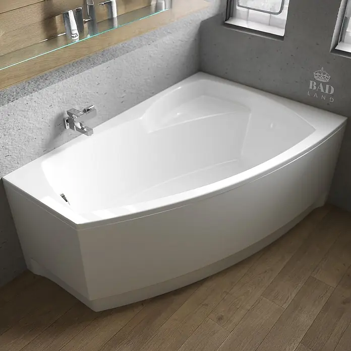 Bad Land Eckbadewanne FRIDA Acryl-Eckwanne 150 x 100 cm rechts Weiß, inkl. Acrylschürze - Sanitäracryl, Weiß - Weiße Eckbadewanne mit Chromarmatur, installiert in einem modernen Badezimmer mit Holzfußboden.