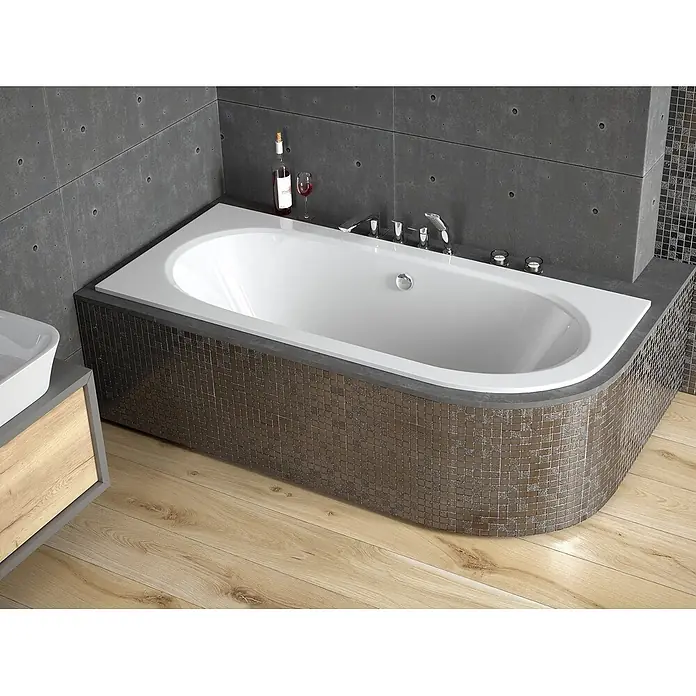 Bad Land Eckbadewanne AVITA SLIM Acryl-Eckwanne 170 x 75 cm links Weiß - L x B: 170 x 75 cm, Sanitäracryl, Weiß - Weiße Einbauwanne mit gebogener, mozaikgeflieste Frontplatte, integriert in ein modernes Bad mit Betonwänden und Holzboden.