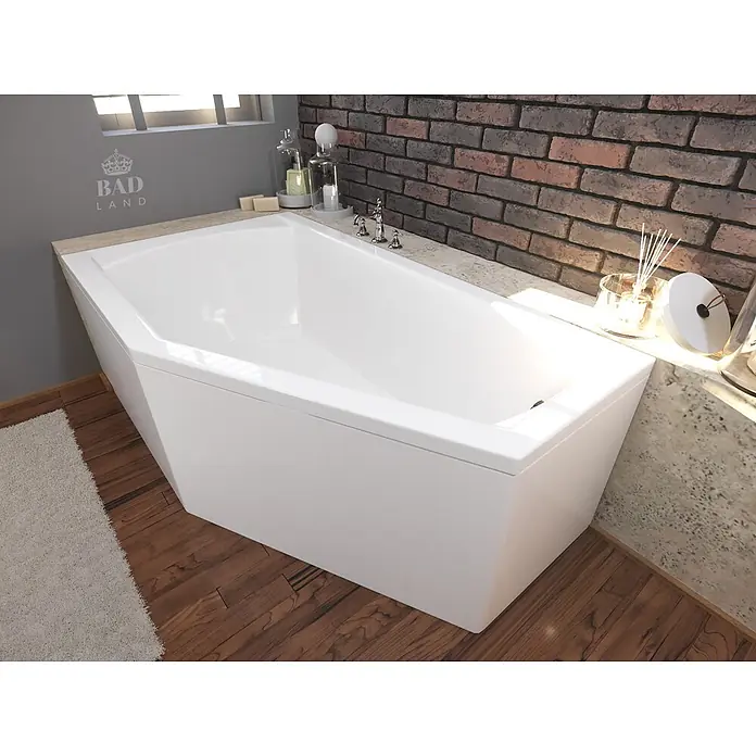 Bad Land Eckbadewanne SELENA Acryl-Eckwanne 150 x 90 cm links Weiß - L x B: 150 x 90 cm, Sanitäracryl, Weiß - Weiße Eckbadewanne mit Chromarmaturen, integriert in ein modernes Badezimmer mit Ziegelwand, Holzfußboden und Dekoartikeln.